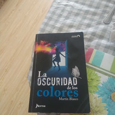 LA OSCURIDAD DE LOS COLORES 