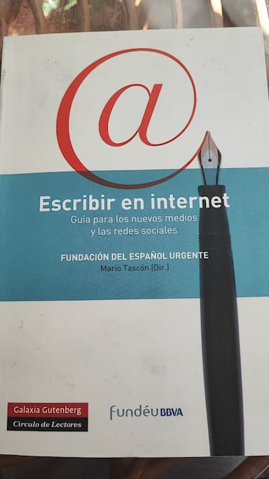 Escribir en internet : guía para los nuevos medios y las redes sociales - 1. ed.